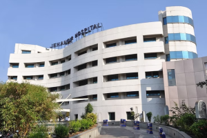 Modern exterior view of Jehangir Hospital Pune, home to Jehangir Oracare Dental Care Centre, a leading destination for advanced dental treatments and oral healthcare.