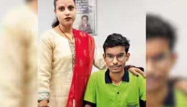 Bihar student Gunjan Kumar with his mother after overcoming a collapsed lung and severe vision impairment to crack JEE Advanced 2026 and secure admission to IIT Delhi Abu Dhabi Campus.
