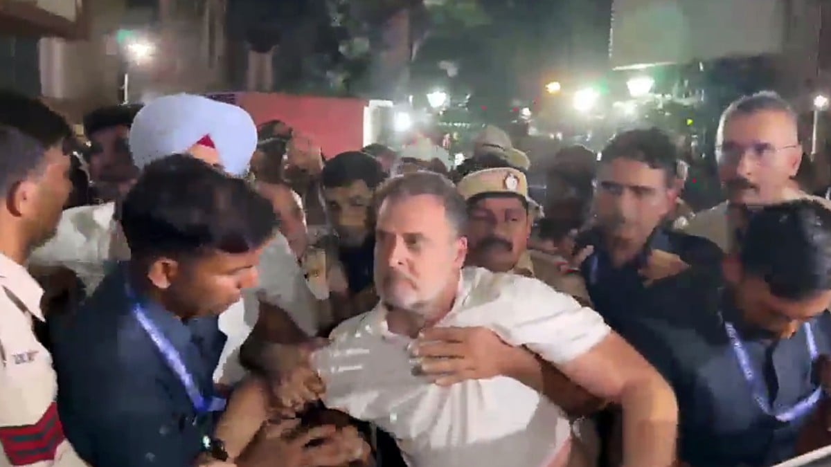 Delhi Police Detain Rahul, Priyanka at Akashvani Bhawan After Dharna Against CEC