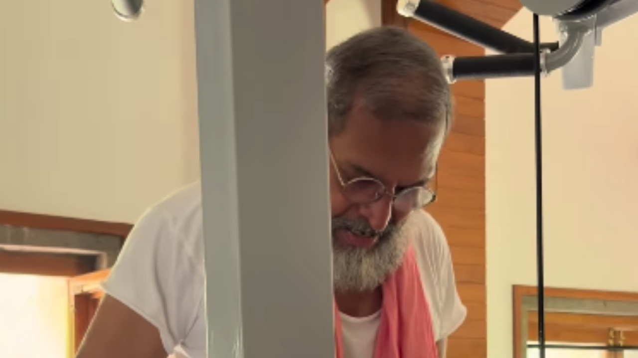 Nana Patekar Dies at 75; Viral Video of Tricep Dips in Red Gamcha Moves Fans