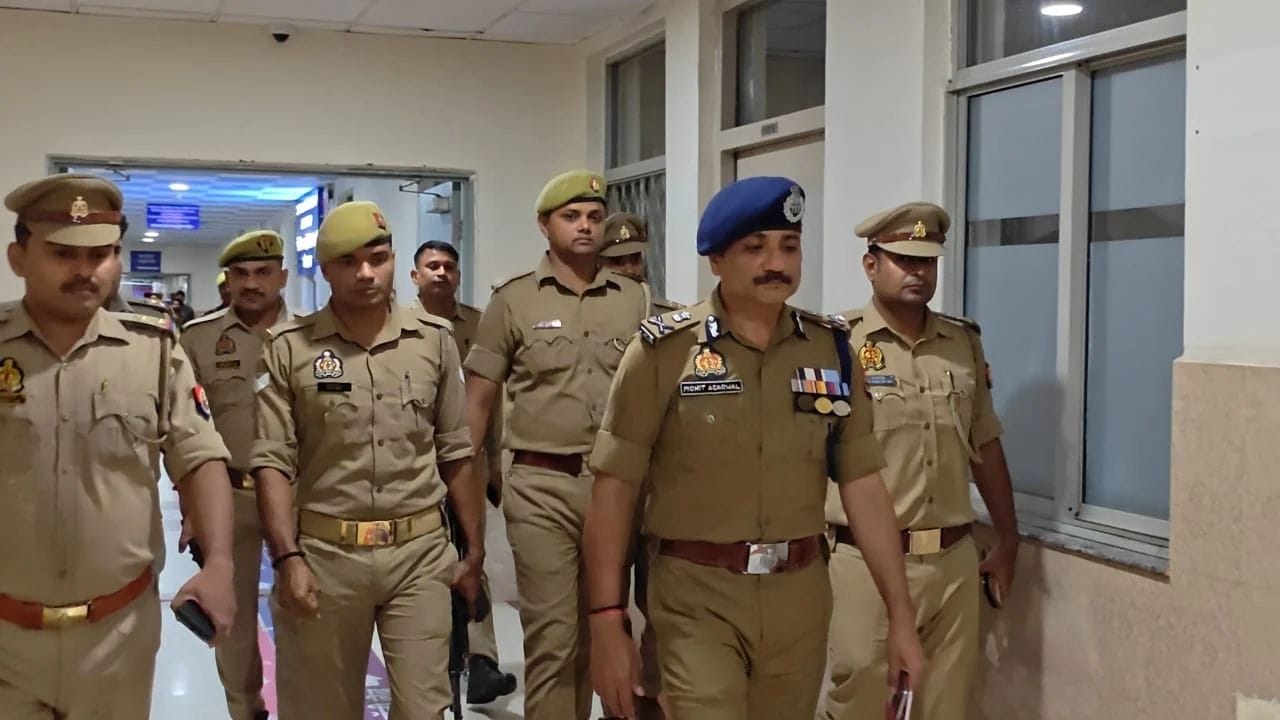 Varanasi Police Team Attacked by Smugglers; Constable Shot 3 Times, Critical